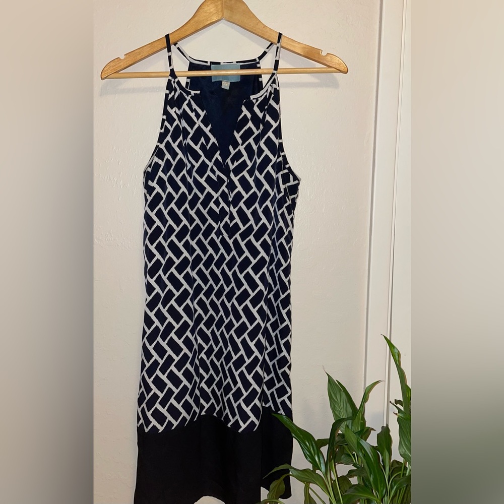 Skies Are Blue flattering patterned dress. Size small.